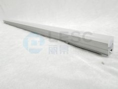 為什么線條燈硅膠燈罩擠出時要噴油？